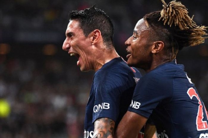 Angel Di Maria dan Christopher Nkunku merayakan gol PSG ke gawang AS Monaco pada laga Piala Super Prancis 2018 di Shenzhen, 4 Agustus 2018. 