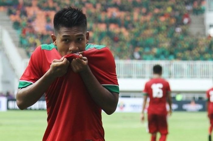 Selebrasi penyerang tim nasional Indonesia, Ahmad Nur Hardianto, seusai membobol gawang Myanmar pada laga persahabatan di Stadion Pakansari, Selasa (21/3/2017).