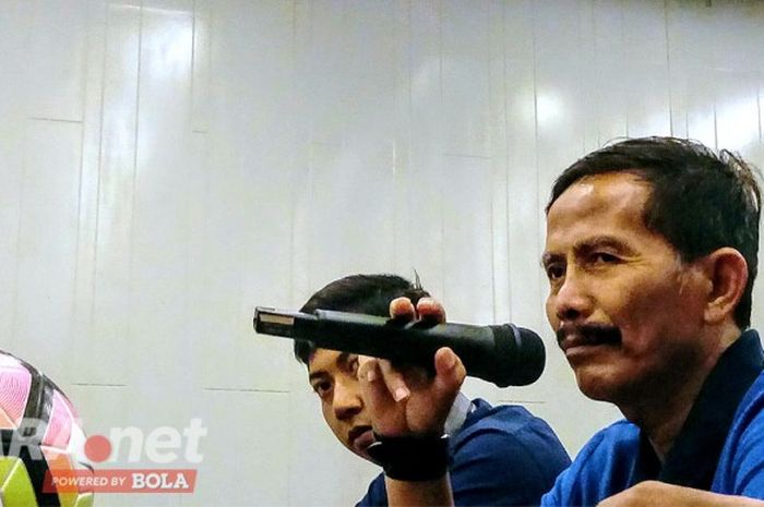 Eks Pelatih Persib Bandung Djajang Nurjaman (kanan).