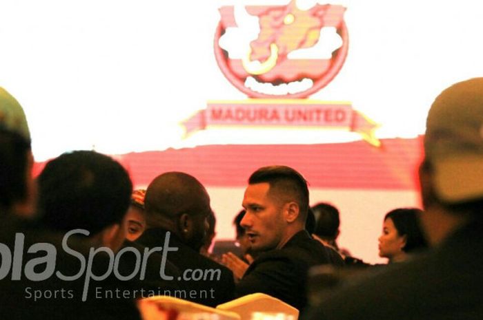 Pemain Madura United, Raphael Maitimo dalam acara peluncuran tim Madura United di Hotel Shangrila, Surabaya pada Rabu (10/1/2018).