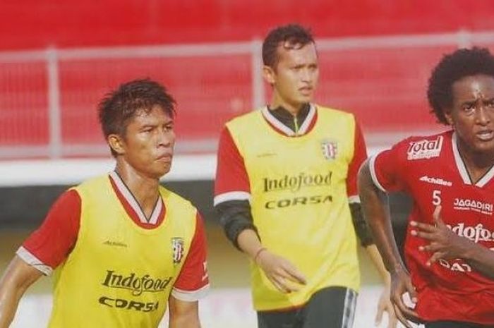 Striker asal Brasil, Dudu Lima (kanan) dalam game internal Bali United pada sesi latihan sore di Stadion Kapten I Wayan Dipta, Gianyar, Jumat (20/1/2017). 