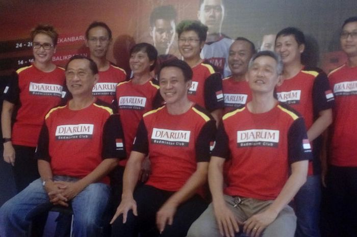 Manajer tim bulutangkis PB Djarum, Fung Permadi (kanan) bersama para pemandu bakat yang terdiri dari pelatih dan legenda bulutangkis Indonesia di GOR Sudirman, Jumat(20/7/2018).