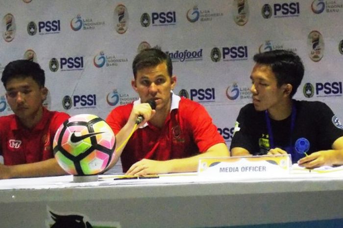 Pelatih tim U-19 PS TNI, Simon Toselli (tengah) memberikan keterangan seusai anak asuhnya kalah 0-1 dari tuan rumah Persib U-19 pada laga Liga U-19 edisi 2017 di Stadion Si Jalak Harupat, Kab Bandung, 5 Agustus 2017. 