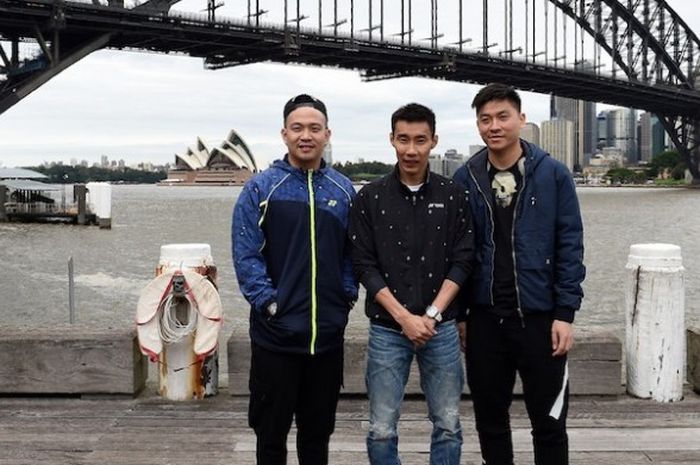 Pebulu tangkis tunggal putra Malaysia, Lee Chong Wei (tengah), berpose dengan pemain ganda asal Malaysia,  Koo Kien Keat (kiri) dan Tan Boon Heong, di Harbour Bridge, Sydney, Senin (6/6/2016). Mereka akan turun pada turnamen Australia Terbuka 2106 yang berlangsung di Sydney Olympic Park, 7-12 Juni.
