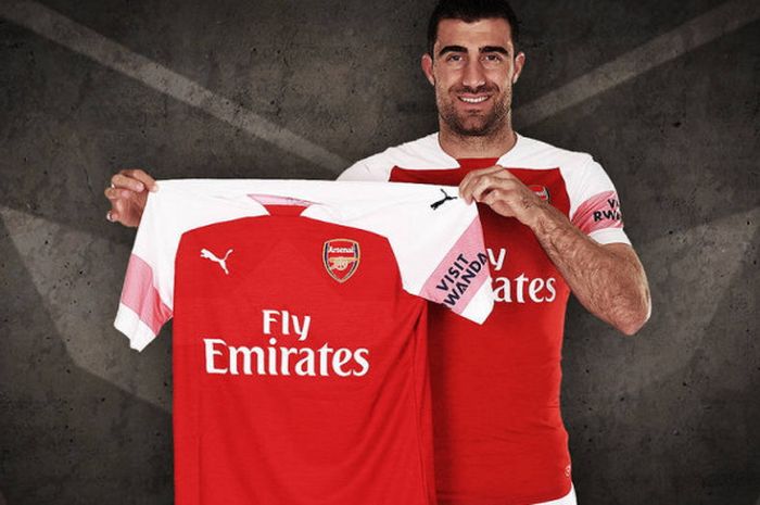 Bek anyar Arsenal, Sokratis Papastathopoulos, berpose bersama seragam tim setelah resmi menjadi bagian dari klub.