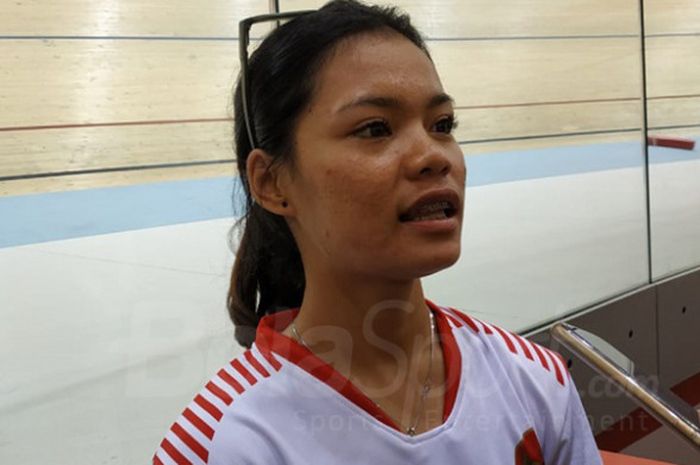 Atlet balap sepeda putri Indonesia, Ayustina Delia Priyatna, berbicara kepada awak media di Jakarta International Velodrome, Rawamangun, Rabu (9/1/2019).