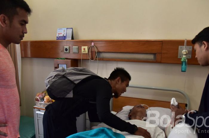 Pemain Persib Bandung menjenguk Ricko Andrean, salah seroang bobotoh yang mendapatkan perawat di ruang Lukas Rumah Sakit Santo Yusuf, Jalan Cikutra, Kota Bandung, Selasa (25/7/2017). 