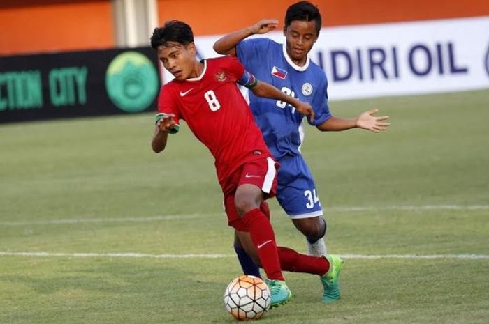 Gelandang sekaligus kapten Indonesia U-16, Brylian Negietha (8) ditempel bek Filipina U-17, Jacob Francis Mariong pada uji coba internasional di Stadion Maguwoharjo, Sleman, Minggu (21/5/2017). 