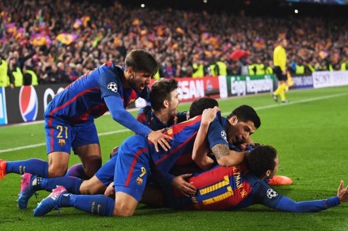 Para pemain FC Barcelona merayakan gol yang dicetak Sergi Roberto ke gawang Paris Saint-Germain dalam laga leg kedua babak 16 besar Liga Champions di Stadion Camp Nou, Barcelona, Spanyol, pada 8 Maret 2017.