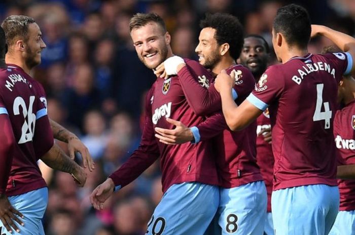 Pemain West Ham United merayakan gol Andriy Yarmolenko (tengah) ke gawang Everton dalam partai Liga Inggris di Stadion Goodison Park, Liverpool, 16 September 2018.