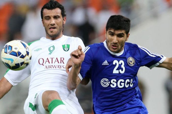 Striker Al-Ahli, Omar Al-Soma, beraksi pada laga fase grup Liga Champions Asia kontra Nasaf di King Abdullah Sports City, Jeddah, Arab Saudi, pada 4 Maret 2015.