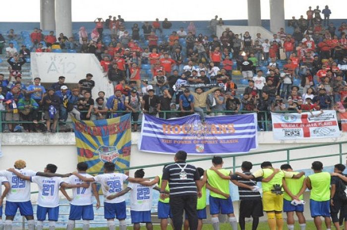 PSPS Riau setelah pertandingan usai menghampiri suporter (Curva Nord) yang datang menyaksikan laga tersebut