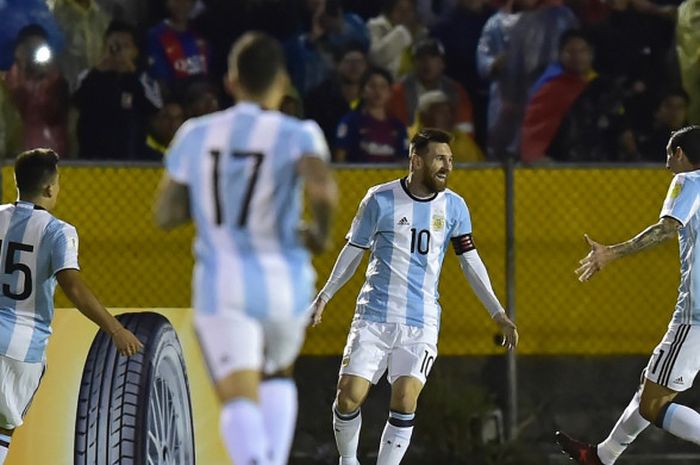 Megabintang Argentina, Lionel Messi (kedua dari kanan), merayakan gol yang dia cetak ke gawang Ekuador dalam laga Kualifikasi Piala Dunia 2018 zona Amerika Selatan di Quito, Ekuador, pada 10 Oktober 2017.