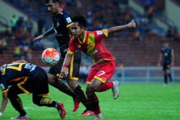 Winger Selangor, Andik Vermansah mencoba melewati adangan dua pemain T-Team pada laga lanjutan LSM di Stadion Shah Alam, Rabu (4/5/2016) malam. 