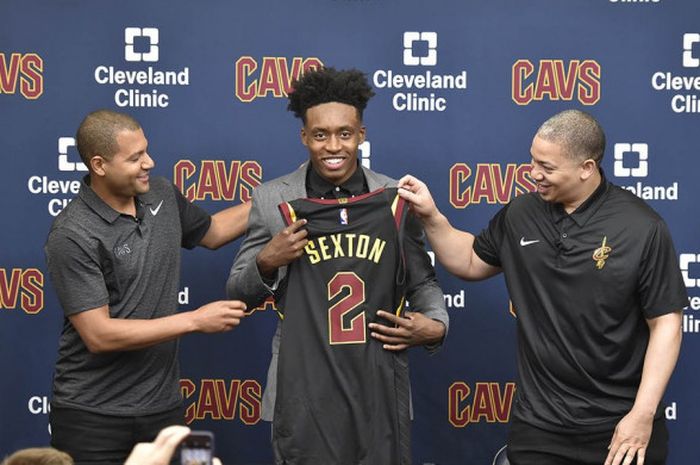 Koby Altman (Kiri), Collin Sexton (Tengah), dan Tyronn Lue (Kanan) sedang meresmikan pemilihan Sexton sebagai pemain terbarunya melalui NBA Draft, Jumat (22/6/2018).
