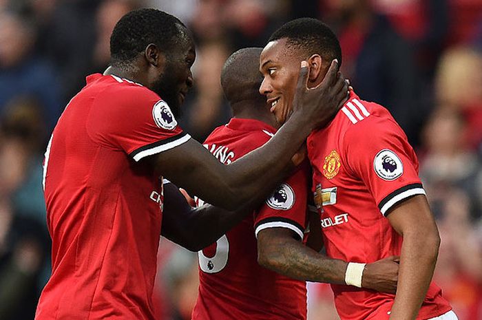 Striker Manchester United, Anthony Martial (kanan), melakukan selebrasi bersama rekan setimnya, Romelu Lukaku, seusai mencetak gol ke gawang Everton dalam laga lanjutan Liga Inggris 2017-2018 di Stadion Old Trafford, Manchester, Inggris, pada 17 September 2017.