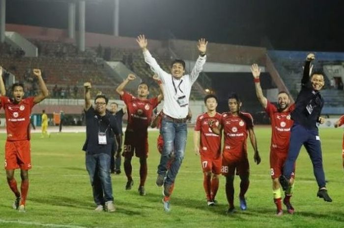 Suka cita pelatih Nilmaizar bersama pemain dan ofisial Semen Padang seusai mengalahkan Bhayangkara FC pada perempat final Piala Presiden 2017 di Stadion Manahan, Solo, Minggu (26/2/2017) malam. 