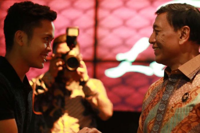 Pebulu tangkis tunggal putra Indonesia, Anthony Sinisuka Ginting (kiri) berhadapan dengan Wiranto (kanan). 