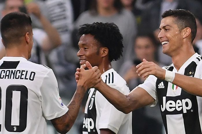 Megabintang Juventus, Cristiano Ronaldo (kanan), merayakan gol yang dicetak ke gawang Genoa dalam laga Liga Italia di Stadion Allianz, Turin, Italia pada 20 Oktober 2018.