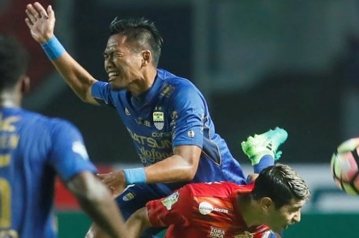 Bek Persib, Tony Sucipto (atas) duel dengan gelandang Arema FC, Esteban Vizcarra pada partai pekan pertama Liga 1 musim 2017 di Stadion Gelora Bandung Lautan Api (GBLA), Kota Bandung, Sabtu (15/4/2017) malam. 
