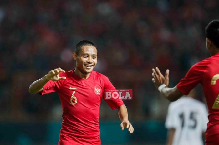 Selebrasi gelandang timnas Indonesia, Evan Dimas, seusai membobol gawang Mauritius dalam laga persahabatan di Stadion Wibawa Muklti, Selasa (11/9/2018). 