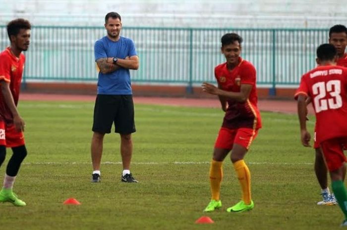 Pelatih Bhayangkara FC, Simon McMenemy (dua dari kiri) mengamati anak asuhnya berlatih dalam sesi uji lapangan jelang laga Cilacap Cup 2017 di Stadion Wijaya Kusuma, Cilacap, Kamis (23/3/2017). 