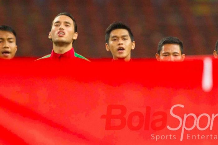 Penyerang timnas U-22 Indonesa, menyanyikan lagu Indonesia Raya pada laga Indonesia kontra Filipina di Stadion Shah Alam, Selangor, Kamis (17/8/2017) sore WIB