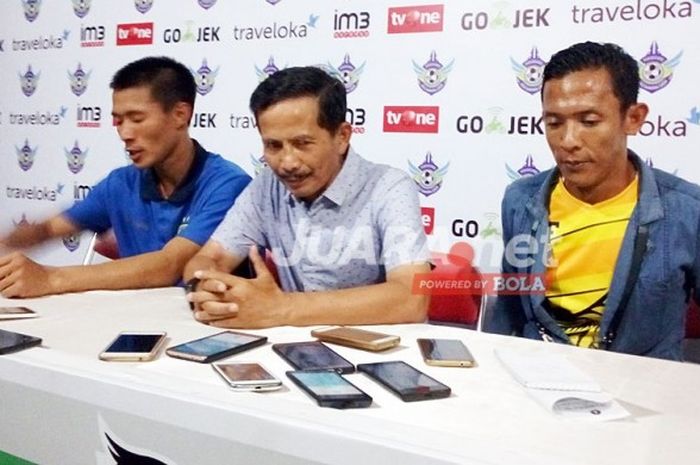 Pelatih Persib Bandung, Djajang Nurjaman (tengah)  berbicara kepada media saat jumpa pers usai laga di Stadion Petrokimia Gresik, Rabu (4/5/2017) malam.