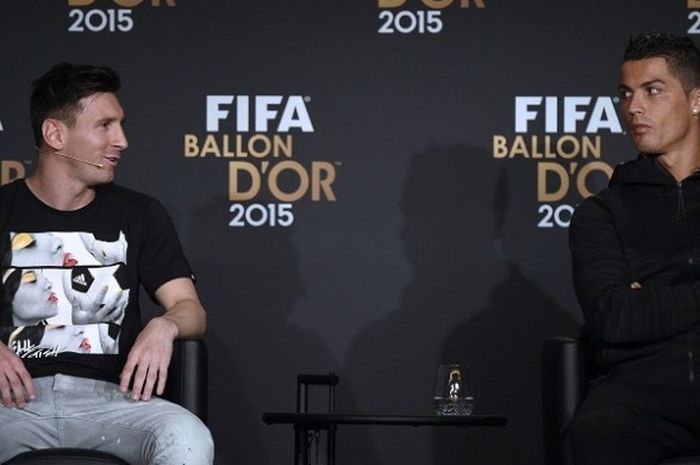 Lionel Messi (kiri) dan Cristiano Ronaldo menjalani konferensi pers jelang acara FIFA Ballon d'Or 2015 di Zurich, Swiss, Senin (11/1/2016) waktu setempat. 