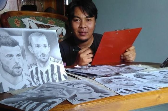 Lilih Sasongko (31) menunjukkan beberapa lukisan hasil karyanya bertema klub Juventus, di rumahnya di Dusun Semen, Desa Purwosari, Kecamatan Tegalrejo, Kabupaten Magelang, Kamis (25/2/2016).