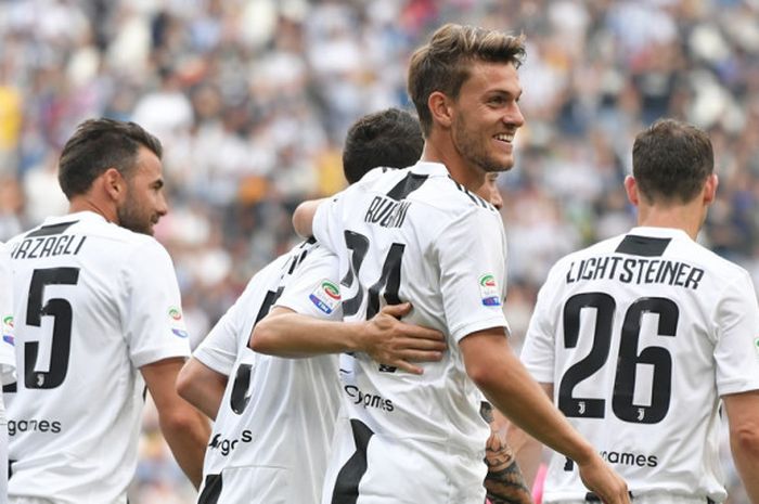  Bek Juventus, Daniele Rugani (kedua dari kanan), merayakan golnya ke gawang Hellas Verona dalam laga Liga Italia di Stadion Allianz, Turin pada 19 Mei 2018. 