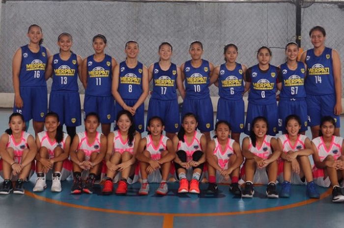 Tim bola basket putri Merpati Bali (jersey biru) dan Generasi Muda Cirebon (bawah) berpose sebelum melakukan latih tanding jelang kompetisi bola basket putri Srikandi Cup 2017 di GOR Asaba Green Arena, Jakarta Barat, Minggu (1/10/2017).