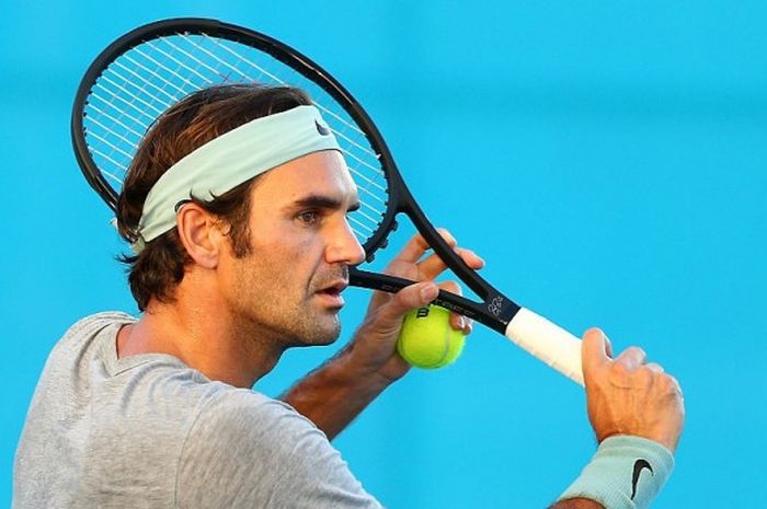 Roger Federer saat sesi latihan sebelum Hopman Cup di Perth Arena 03 Januari 2017. 