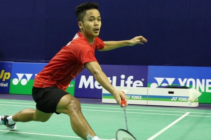 Pebulu tangkis tunggal putra Indonesia, Anthony Sinisuka Ginting, mengembalikan kok pukulan Ajay Jayaram (India) yang menjadi lawannya pada babak pertama turnamen Prancis Terbuka di Stade Pierre de Coubertin, Selasa (25/10/2016). Anthony menang 20-22, 21-10, 21-18.