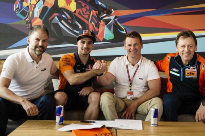 Pebalap Moto2, Miguel Olivera (dua dari kiri), secara resmi menandatangani kontrak untuk membela tim Tech3 pada MotoGP musim 2019.