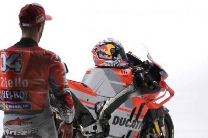 Pebalap Ducati Andrea Dovizioso sedang menatap helmnya Suomy SR Sport.