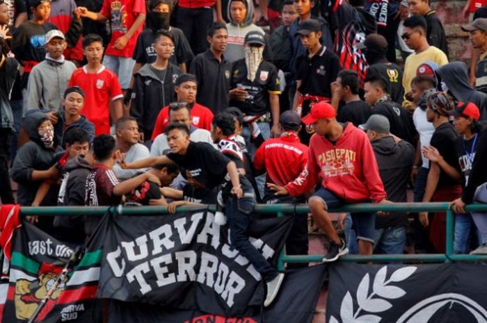 Ribut sesama suporter Persis saat menjamu Blitar United pada uji coba di Stadion Manahan, Solo, Rabu (4/4/2018). 