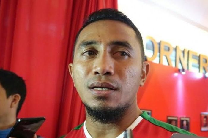 Eks gelandang timnas Indonesia, Firman Utina memberikan keterangan saat menghadiri Kongres Tahunan PSSI di di Hotel Aryaduta Bandung, Minggu (8/1/2017).