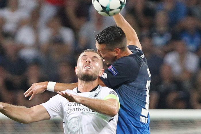 Gelandang Liverpool, Jordan Henderson (kiri), saat berduel dengan striker Hoffenheim, Sandro Wagner, dalam pertandingan leg 1 babak play-off Liga Champions 2017-2018 di Stadion Rhein Neckar Arena, Selasa (15/8/2017).