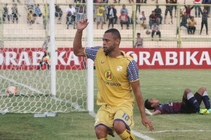 Selebrasi Luiz Junior seusai mencetak gol ke gawang Persela Lamongan di Stadion 17 Mei, Banjarmasin, Senin (24/10/2016).