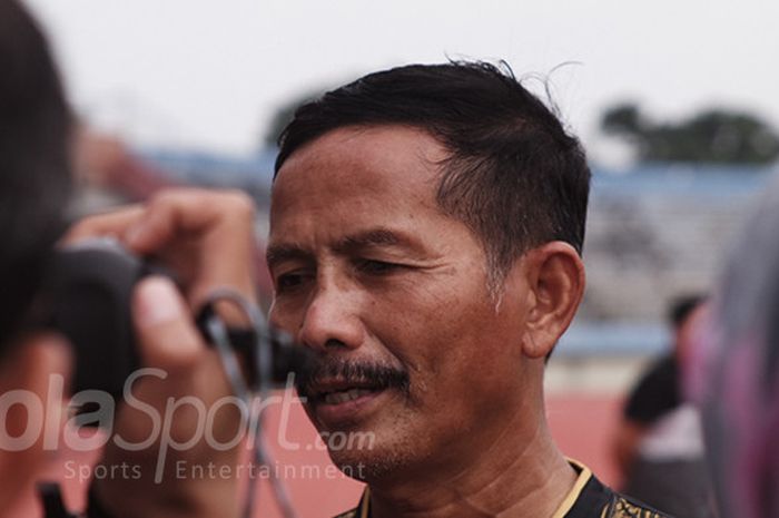 Pelatih PSMS Medan, Djajang Nurdjaman, saat melakukan wawancara seusai  sesi latihan di Stadion Manahan, Solo, Jumat (9/2/2018).