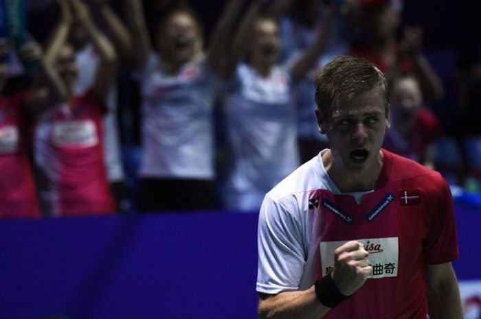 Pebulu tangkis tunggal putra Denmark, Hans-Kristian Vittinghus, melakukan selebrasi setelah mengalahkan Riichi Takeshita (Jepang) pada laga partai kelima babak perempat final Piala Thomas di Kunshan Sports Center, Kunshan, China, Kamis (19/5/2016).