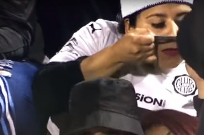 Seorang suporter wanita tertangkap kamera menghisap kokain dalam laga Liga Paraguay antara Olimpia Vs Sportivo Luqueno pada Agustus 2017.