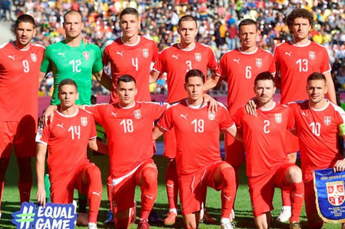 Timnas Serbia mengambil foto menjelang pertandingan melawan Rumania pada ajang UEFA Nations League d