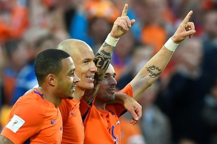 Wesley Sneijder (kanan) dan Arjen Robben (tengah) merayakan gol Belanda ke gawang Luksemburg pada partai Kualifikasi Piala Dunia zona Eropa Grup A di Stadion De Kuip, Jumat (9/6/2017).