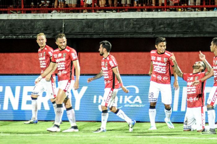 Bek Bali United, Demerson Costa, berlutut merayakan gol bersama rekan-rekannya setelah membobol gawang Sriwijaya FC pada semifinal leg kedua Piala Presiden 2018 di Stadion Kapten I Wayan Dipta, Gianyar, Rabu (14/2/2018) malam.