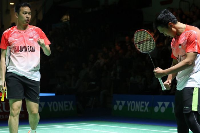 Pasangan ganda putra nasional, Mohammad Ahsan (kanan)/Hendra Setiawan, meluapkan emosi setelah memastikan kemenangan atas Lee Jhe-Huei/Lee Yang (Taiwan) pada babak perempat final turnamen Jerman Terbuka 2018  yang berlangsung di Innogy Sporthalle, Mulheim an der Ruhr, Jerman, Jumat (9/3/2018). 