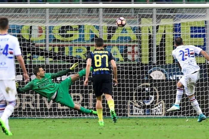 Penyerang Sampdoria, Fabio Quagliarella, melakukan eksekusi tendangan penalti dan mencetak gol ke gawang Inter Milan di pertandingan lanjutan Liga Italia di Stadion Giuseppe Meazza, Senin (3/4/2017) waktu setempat