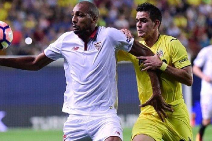 Steven N'Zonzi (Sevilla) mendapatkan pengawalan dari Santos Borre (Villarreal) pada pertandingan lanjutan La Liga di El Madridgal, Minggu (28/8/2016). 