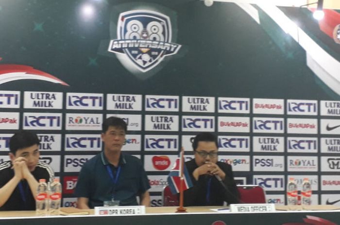 Pelatih Timnas U-23 Korea Utara, Ju Song-il (tengah), saat memberi keterangan pers kepada wartawan selepas bermain imbang 2-2 melawan Timnas U-23 Uzbekistan di Stadion Pakansari, Cibinong, Bogor, Jumat (27/4/2018).